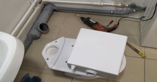 Установка напольного унитаза в Ишиме: монтаж под ключ от СантехДомШм от 5180 рублей.