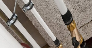 Замена труб водоснабжения в квартире: цена от 2072 руб. - СантехДомШм